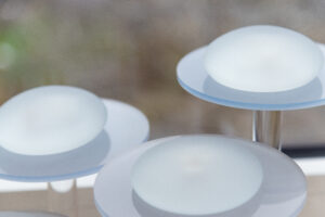 Vilka implantatmärken används vid bröstförstoring?