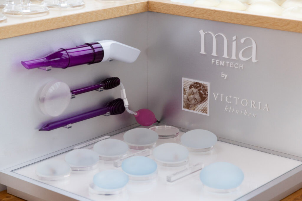 Vilka implantatmärken används vid bröstförstoring?